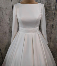 Load image into Gallery viewer, Customed made  &#39;Long train bridal gown &#39; wedding dress size-14 NEW
