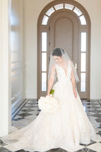 Load image into Gallery viewer, Enzoani &#39;NELLIE&#39; wedding dress size-00 PREOWNED
