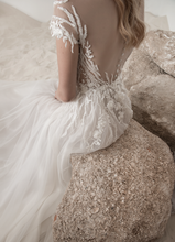 Load image into Gallery viewer, Lee Petra Grebenau &#39;Alice&#39; size 4  sample wedding dress back view close up
