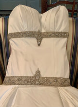 Load image into Gallery viewer, Kenneth Pool &#39;Degas&#39; wedding dress size-06 PREOWNED
