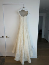 Load image into Gallery viewer, Vera Wang &#39;12029&#39; wedding dress size-00 PREOWNED
