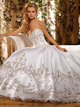 Load image into Gallery viewer, Eve of Milady &#39;4269&#39; size 10 new wedding dress front view on model
