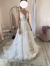 Load image into Gallery viewer, Essense of Australia &#39;D3023ZQ (with glitter tulle) &#39; wedding dress size-06 NEW
