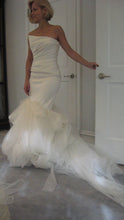 Load image into Gallery viewer, Vera Wang &#39;Fiona&#39; wedding dress size-06 PREOWNED
