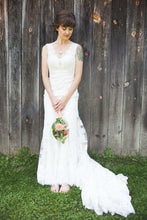 Load image into Gallery viewer, Allure Bridals &#39;9068&#39; wedding dress size-06 PREOWNED
