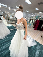 Load image into Gallery viewer, Unsure right now &#39;A-Line&#39; wedding dress size-08 NEW
