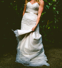 Load image into Gallery viewer, Maggie Sottero &#39;Not made anymore&#39; wedding dress size-08 PREOWNED
