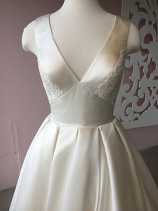 Mon Cherie 'Laine Berry' size 4 new wedding dress front view close up on mannequin
