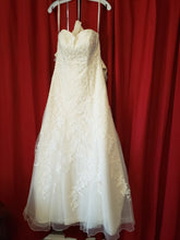 Load image into Gallery viewer, David&#39;s Bridal &#39;Sweetheart A-Line Tulle and Lace Wedding Dress&#39; wedding dress size-08 PREOWNED
