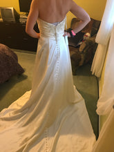 Load image into Gallery viewer, Casablanca &#39;Diamond Collection&#39; size 10 new wedding dress back view on bride
