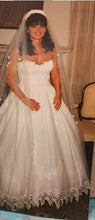 Load image into Gallery viewer,  &#39;Ball Gown&#39; wedding dress size-08 PREOWNED
