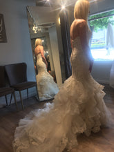 Load image into Gallery viewer, Allure &#39;Unsure&#39; wedding dress size-06 PREOWNED
