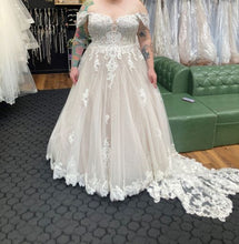 Load image into Gallery viewer, Allure Bridals &#39;137021&#39; wedding dress size-18 NEW
