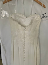 Load image into Gallery viewer, Angel Rivera &#39;Dawn (Kinsley James exclusive)&#39; wedding dress size-04 PREOWNED

