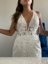 Load image into Gallery viewer, private label signature collection &#39;20RT726&#39; wedding dress size-02 NEW
