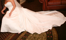 Load image into Gallery viewer, Demetrios &#39;RN 98249&#39; size 10 used wedding dress side view on bride
