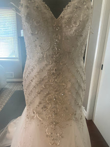 Private Collection '18978' wedding dress size-08 SAMPLE