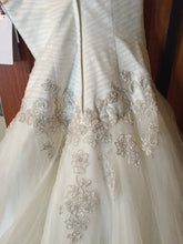 Load image into Gallery viewer, Oleg Cassini &#39;Megan Bross&#39; wedding dress size-08 NEW
