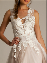 Load image into Gallery viewer, Barbara Kavchok &#39;Callie&#39; size 4 new wedding dress front view close up
