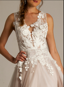 Barbara Kavchok 'Callie' size 4 new wedding dress front view close up