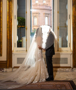 Idan Cohen 'Mercedes' size 0 used wedding dress side view on bride