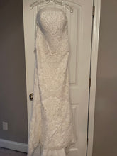 Load image into Gallery viewer, Lee Petra Grebenau &#39;Unknown&#39; wedding dress size-06 PREOWNED
