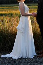 Load image into Gallery viewer, Allure Bridals &#39;9850&#39; wedding dress size-06 PREOWNED
