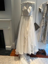 Load image into Gallery viewer, Leanne Marshall &#39;Aura&#39; wedding dress size-04 PREOWNED
