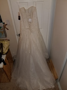 David's Bridal 'Strapless Tulle A-line' size 12 new wedding dress back view on hanger