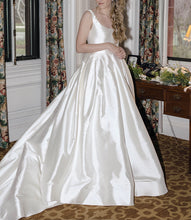 Load image into Gallery viewer, CAROL HANNAH &#39;EYRE&#39; wedding dress size-00 PREOWNED
