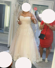 Load image into Gallery viewer, David&#39;s Bridal &#39;Beaded Lace and Tulle&#39; wedding dress size-16 NEW
