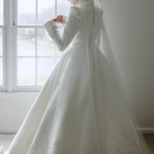 Load image into Gallery viewer, Custom made &#39;Custom&#39; wedding dress size-04 PREOWNED
