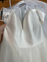 Load image into Gallery viewer, Essense of Australia &#39;D2882&#39; wedding dress size-16 SAMPLE
