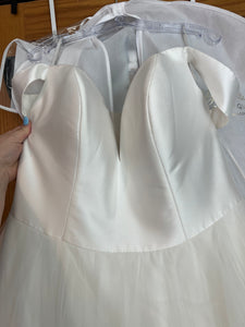 Essense of Australia 'D2882' wedding dress size-16 SAMPLE