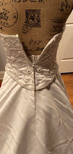 Load image into Gallery viewer, 9354 &#39;3500&#39; wedding dress size-04 PREOWNED
