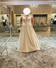 Load image into Gallery viewer, Essense of Australia &#39;121023&#39; wedding dress size-16W NEW
