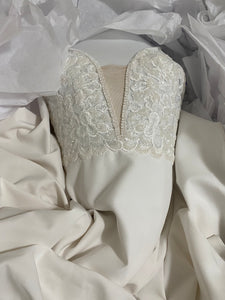 Made With Love 'Tommy crepe' wedding dress size-00 PREOWNED