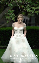 Load image into Gallery viewer, Monique Lhuillier &#39;Esme&#39; wedding dress size-00 PREOWNED
