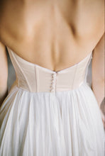 Load image into Gallery viewer, CAROL HANNAH &#39;Senara&#39; wedding dress size-06 PREOWNED
