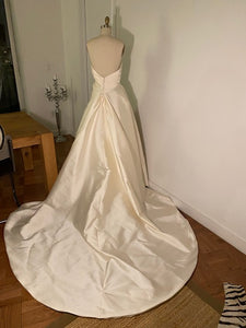 Pronovias 'Enza' size 8 new wedding dress back view on mannequin