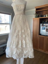 Load image into Gallery viewer, Casablanca &#39;2010&#39; size 6 used wedding dress front view on hanger
