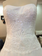 Load image into Gallery viewer, Custom &#39;New York by Isaac Mizarahi&#39; size 4 used wedding dress front view close up on mannequin
