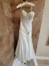 Load image into Gallery viewer, Robin Jillian &#39;B220&#39; wedding dress size-00 PREOWNED

