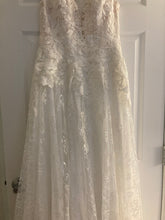 Load image into Gallery viewer, Studio Levana &#39;Daisy&#39; wedding dress size-02 PREOWNED
