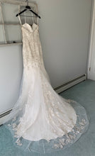 Load image into Gallery viewer, Dennis Basso &#39;33067778&#39; wedding dress size-04 NEW
