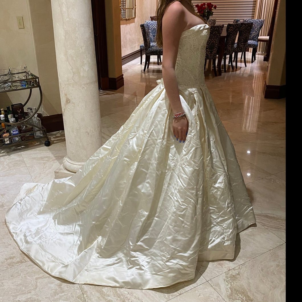 edgardo bonilla 'Do not know ' wedding dress size-04 PREOWNED