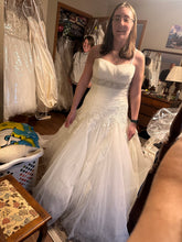 Load image into Gallery viewer, Donna Salyers &#39;B-B4-506&#39; wedding dress size-14 PREOWNED
