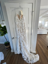 Load image into Gallery viewer, Blue by Enzoani &#39;LESLEY&#39; wedding dress size-04 NEW
