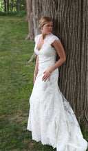Load image into Gallery viewer, Allure &#39;2455&#39; wedding dress size-08 PREOWNED
