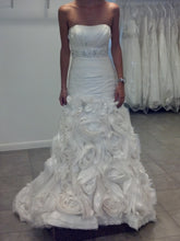 Load image into Gallery viewer, Jacquelin Exclusive &#39;19881&#39; size 6 new wedding dress front view on bride
